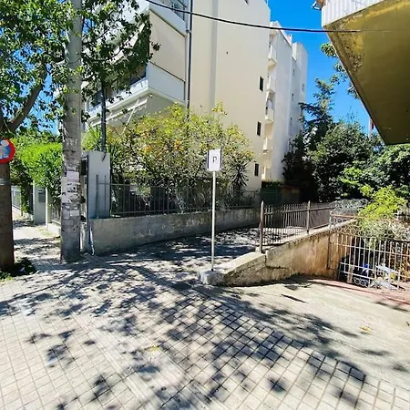 地铁站旁，免费停车，安静舒适街区，精品两卧室大露台公寓，治安好 Athens