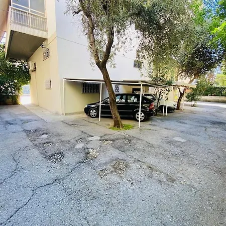 地铁站旁，免费停车，安静舒适街区，精品两卧室大露台公寓，治安好 Athens