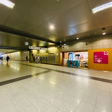 地铁站旁，免费停车，安静舒适街区，精品两卧室大露台公寓，治安好 * Athens